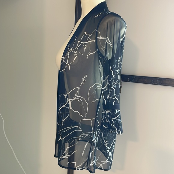 Lauras black &white floral Kimono with with 3/4 sleeves & flared cuffs shrug . - Picture 3 of 8
